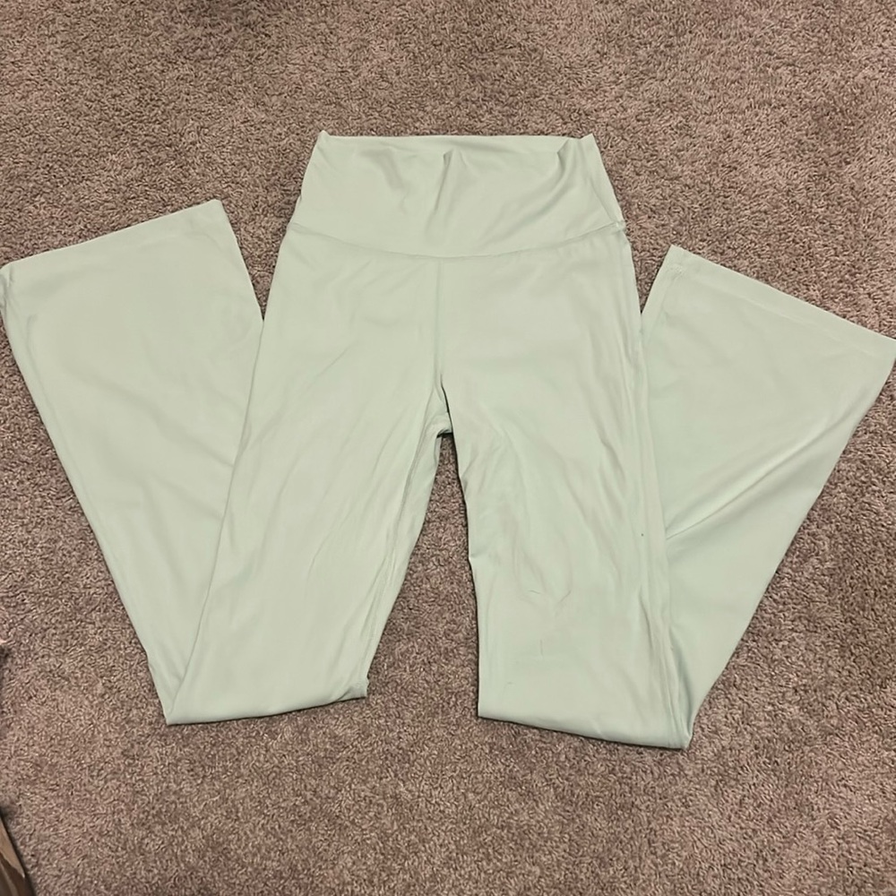 ECHT Flare Scrunch Butt Leggings